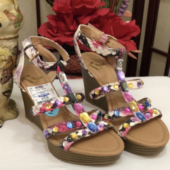 Multicolored sandals with stones ๐ - Picture 1 of 6